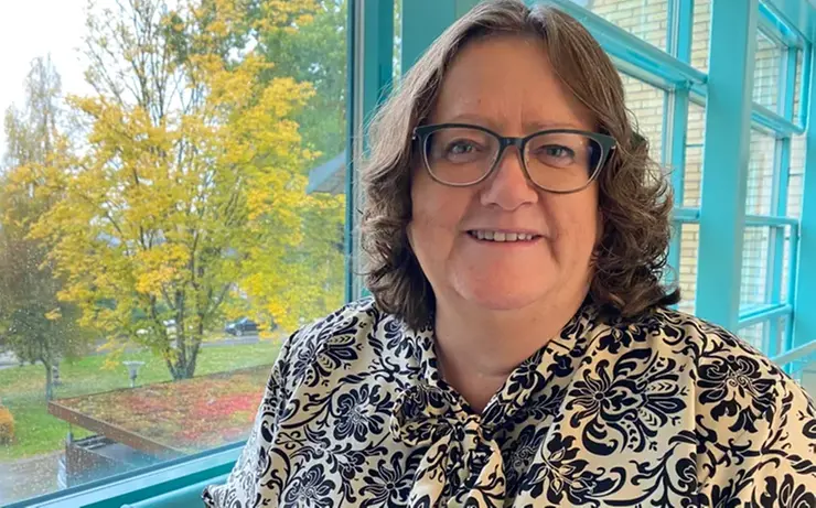 Elizabeth framför fönster