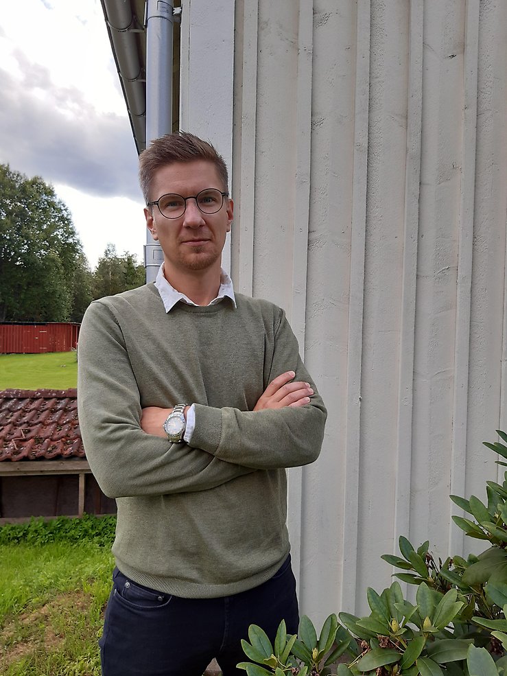 Gusten framför en husvägg