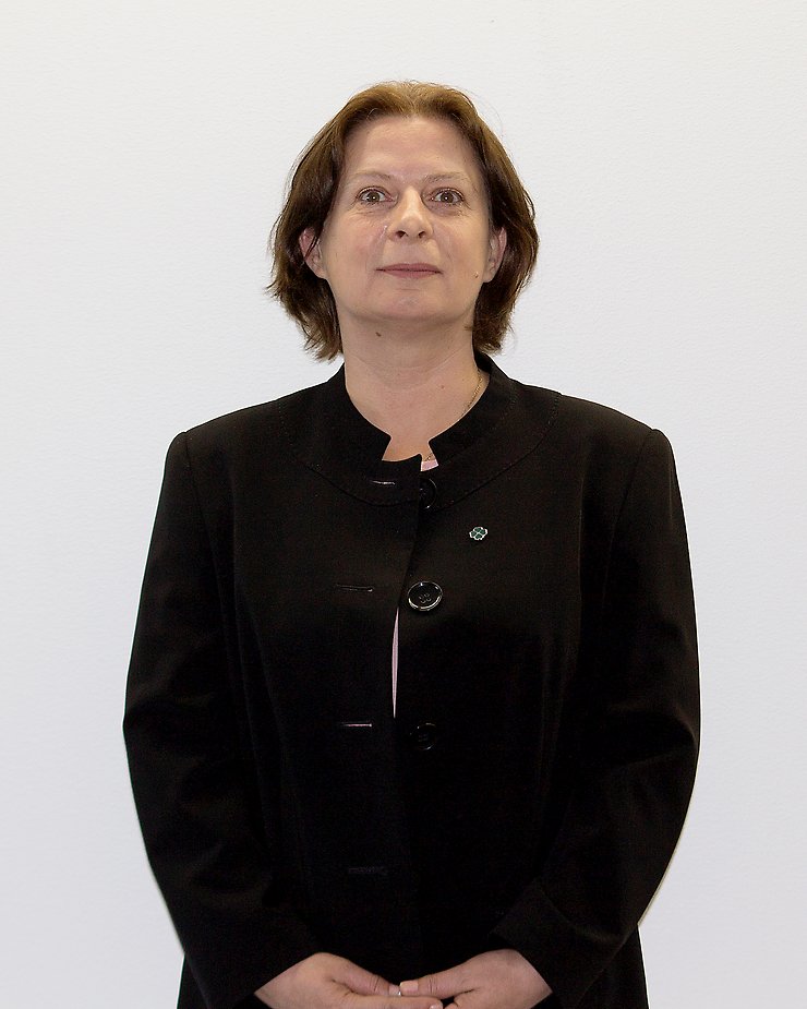 Nusreta framför vägg