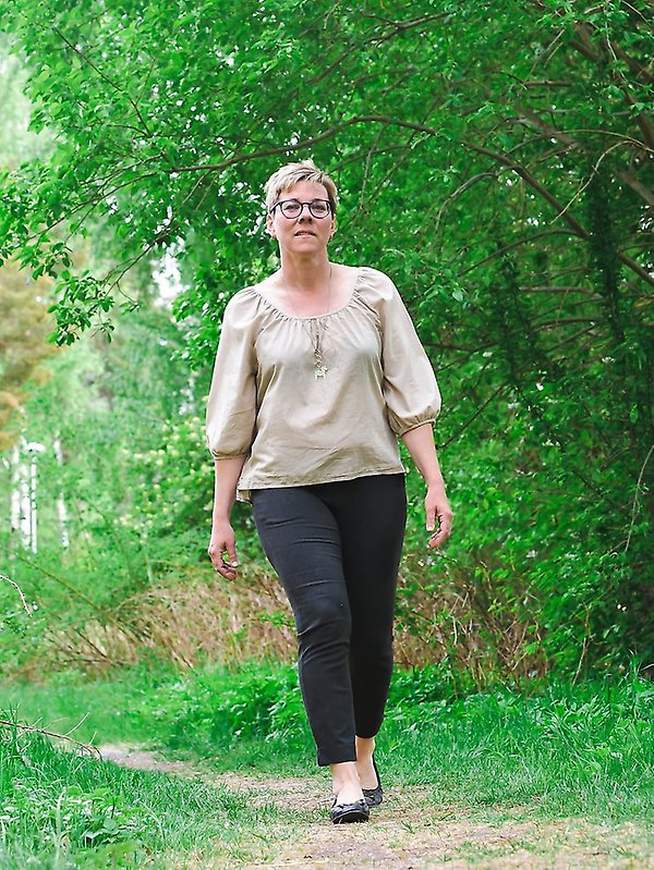 Jenny Drugge går emot kameran