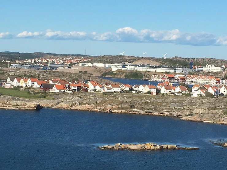 Industriområde från Sandö med hus i förgrunden