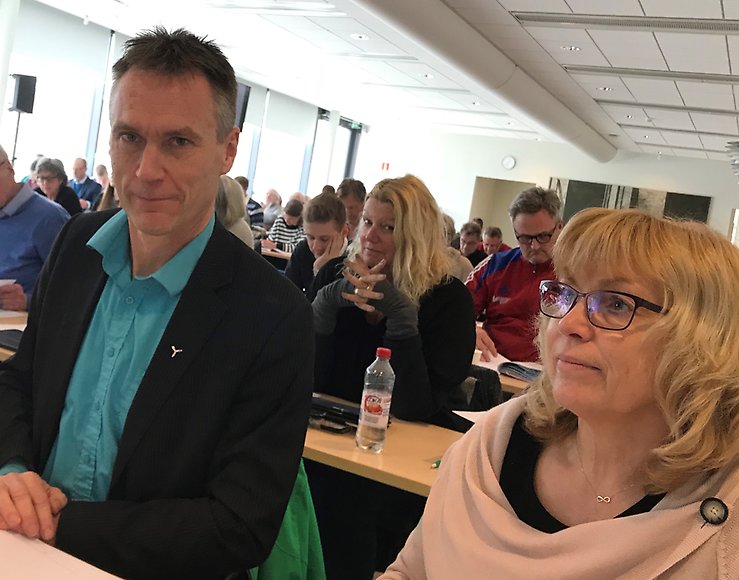 Eva Nypelis (till höger) i fullmäktigesalen tillsammans med bland andra Lars Thomsson och Bibbi Olsson