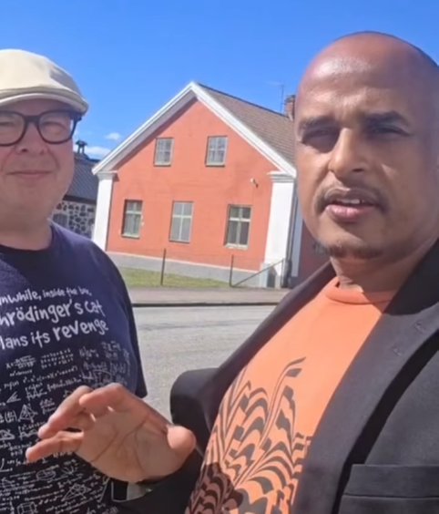 Henrik Sjöholm och Qalinle Dayib framför Café David, en av Skåne Stadsmissions viktiga verksamheter i Kristianstad som nu för en oviss tillvaro efter M-KD-SD-styrets oansvariga uppsägning av IOP-avtalet.