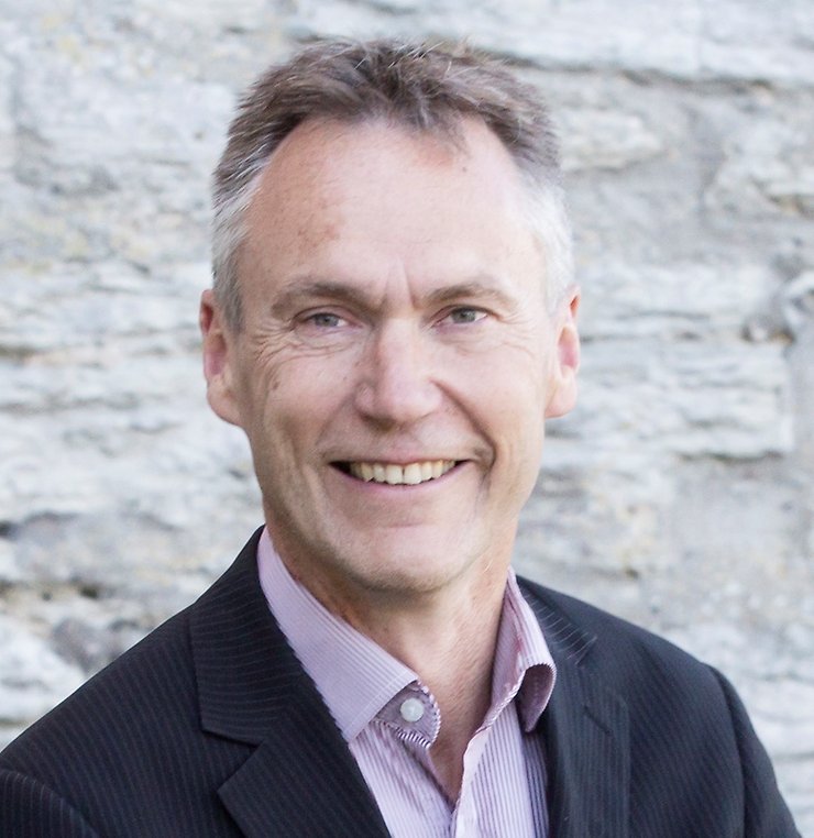 Närbild på Lars med ringmuren bakom