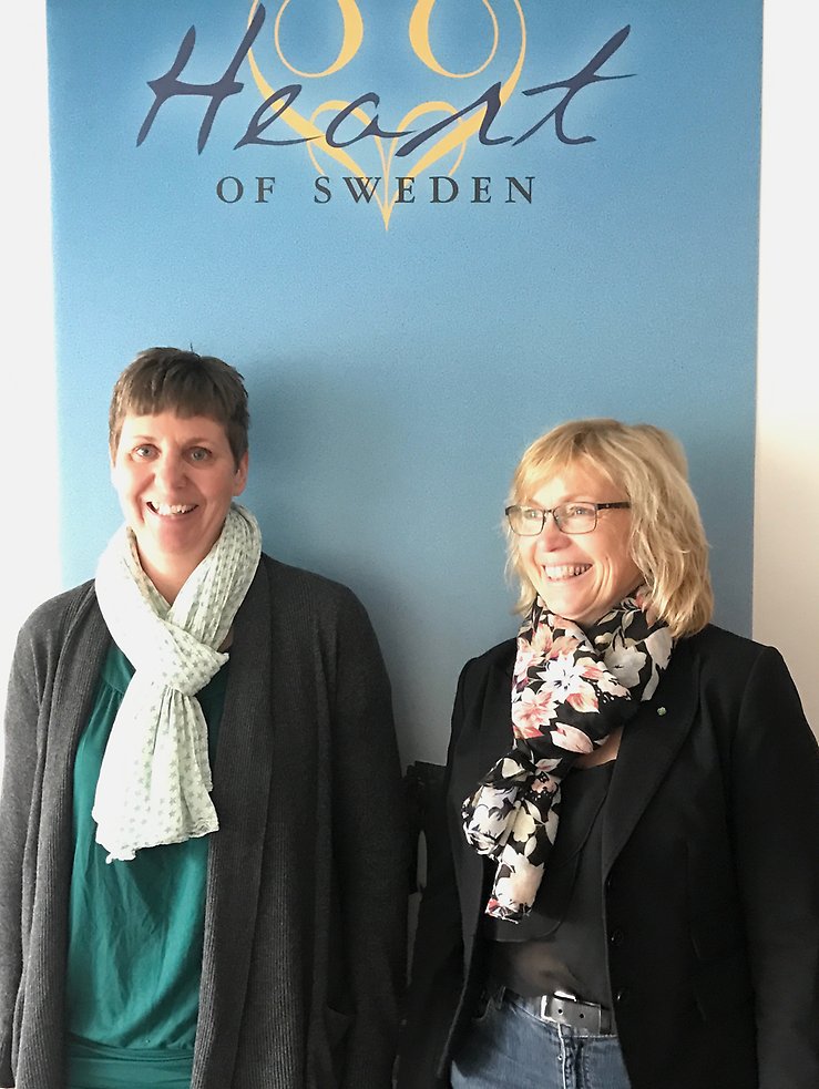 Beatrice Ottfalk och Eva Nypelius framför Heart of Swedens logga