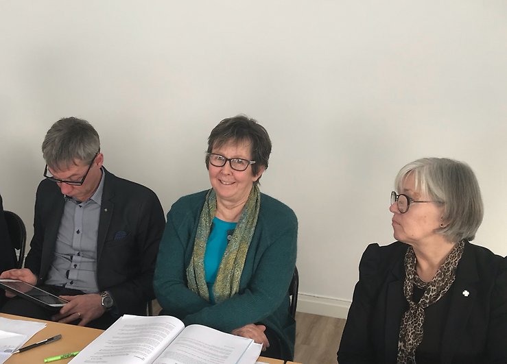 Stefan Nypelius koncentrerar sig, Eva Gustafsson ler och Gunnel Lindby lyssnar