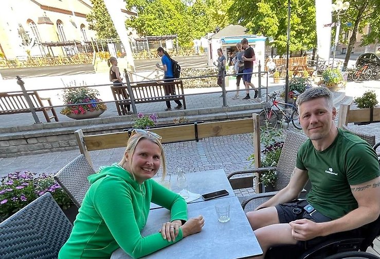 Susanne och Jonas tar en fika i centrala Falun