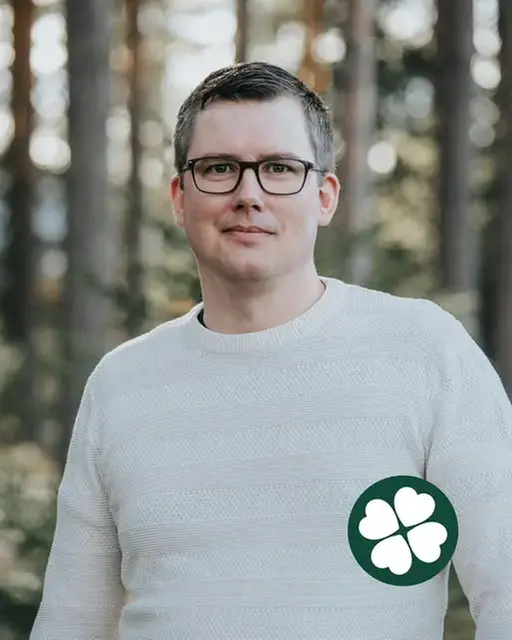 Erik Fastevik i profil med tallar i bakgrunden och Centerklöver nere till höger i bild.