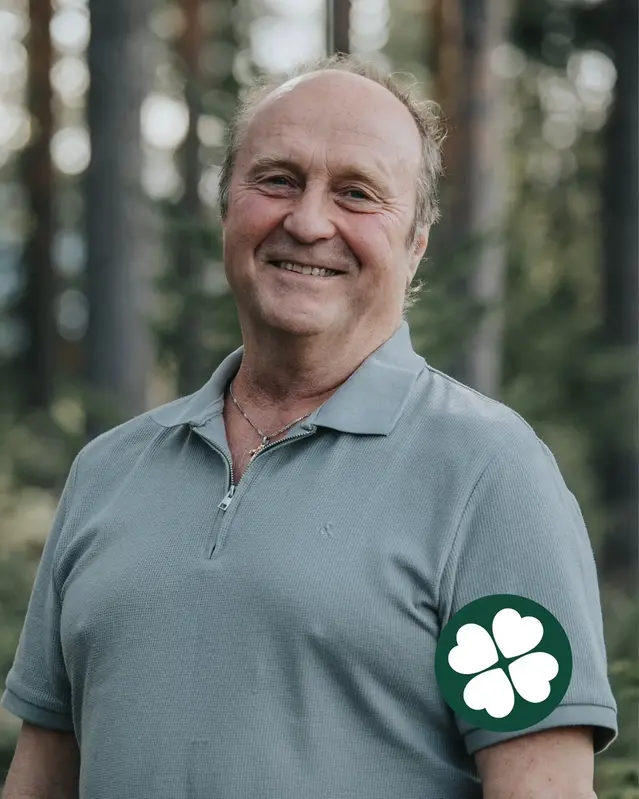 Anders Wonkavaara i profil med tallar i bakgrunden och Centerklöver nere till höger i bild.