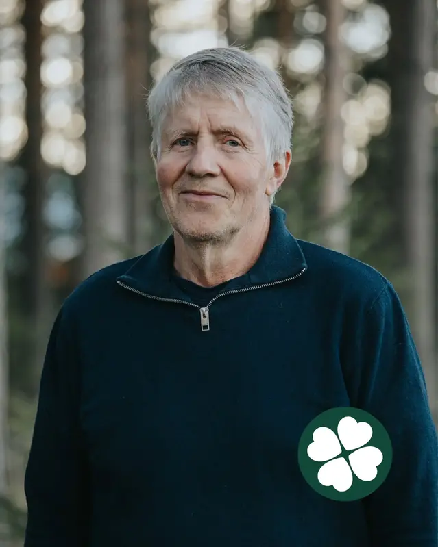 Leif Lindgren i profil med tallar i bakgrunden och Centerklöver nere till höger i bild.