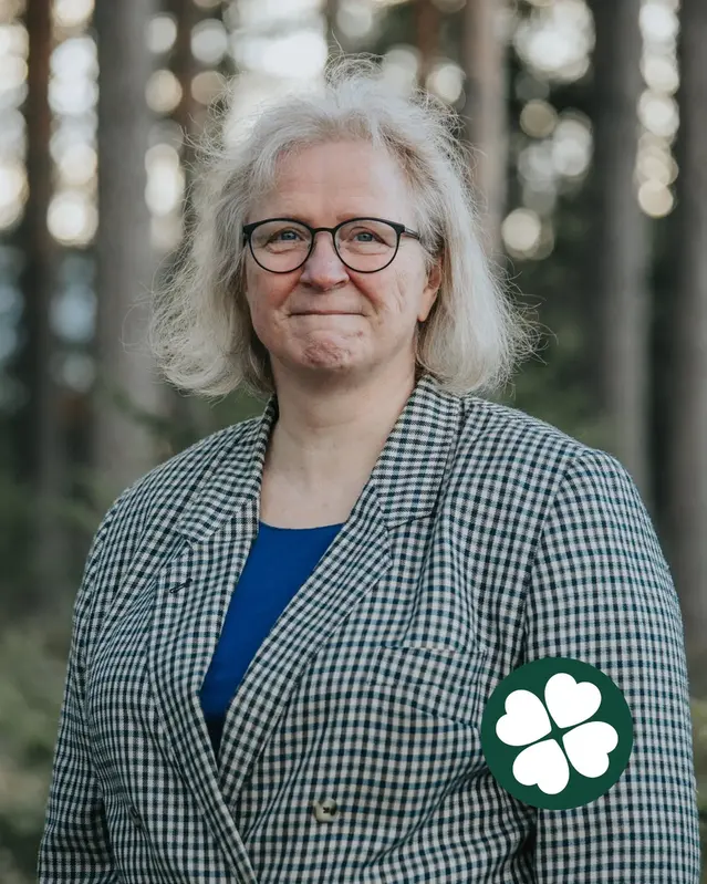 Sofia Blomquist i profil med tallar i bakgrunden och Centerklöver nere till höger i bild.