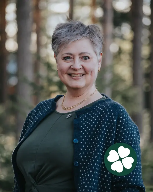 Patricia Riselius i profil med tallar i bakgrunden och Centerklöver nere till höger i bild.