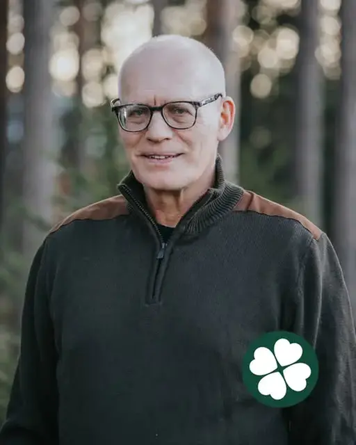 Johan Hedvall i profil med tallar i bakgrunden och Centerklövern nere till höger i bild.
