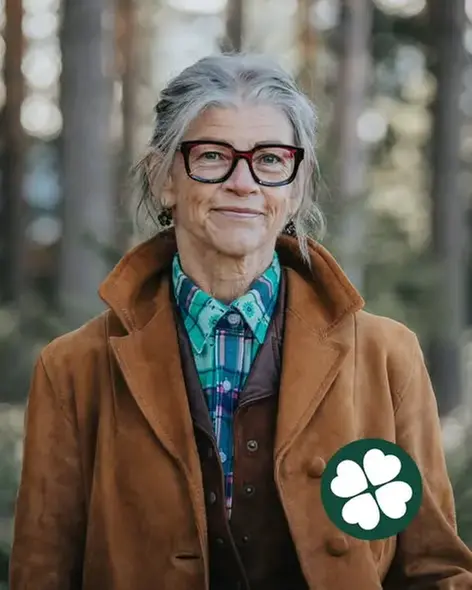 Maria Olofsson i profil med tallar i bakgrunden och Centerklövern nere till höger i bild.
