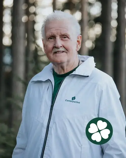 Tommy Bingebo i profil med tallar i bakgrunden och Centerklövern nere till höger i bild.