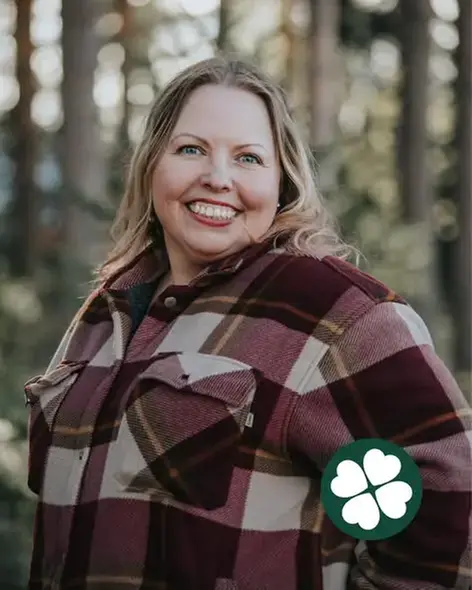 Sabrina Viltpil i profil med tallar i bakgrunden och Centerklövern nere till höger i bild.
