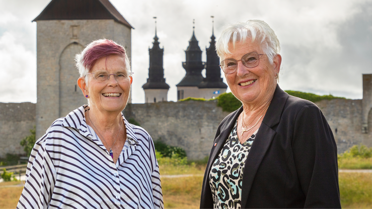 Är våra hjärtefrågor dina hjärtefrågor? En röst på Centerpartiet är – i alla val – en röst för att stå upp för medmänsklighet, hållbarhet och frihet. Vi bekämpar allt som förminskar människor. Vi värnar skogen, jorden, vattnet och klimatet. Vi låter människor få leva som de vill och älska vem de vill, utan hot, hat eller hån. Rösta på Centerpartiet i kyrkovalet 8–21 september! På bilden: Barbro Hejdenberg Ronsten och Carin Jakobsson som står på plats två respektive ett på Centerpartiet Gotlands kandidatlista till kyrkovalet.