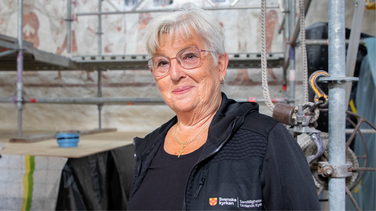 Carin Jakobsson, Samfälligheten Gotlands kyrkors kyrkonämnds ordförande, på plats under restaureringsarbetet i Väte kyrka, där bland annat väggmålningarna underhålls under 2025.