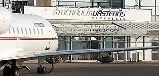 Bild på ett flygplan utanför Västerås flygplats.