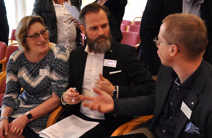 Karin Åkesson, Henrik Oretorp och Christofer Bergenblock diskuterar.