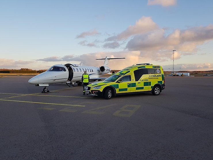 Ambulansflygplan och ambulans på Västerås Flygplats