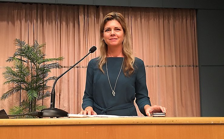 Sofia Jarl i talarstolen.