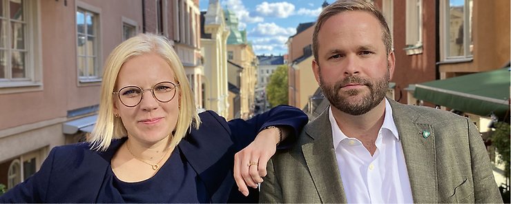 Karin Ernlund och Jonas Naddebo står i en trappa på Söder i Stockholm.