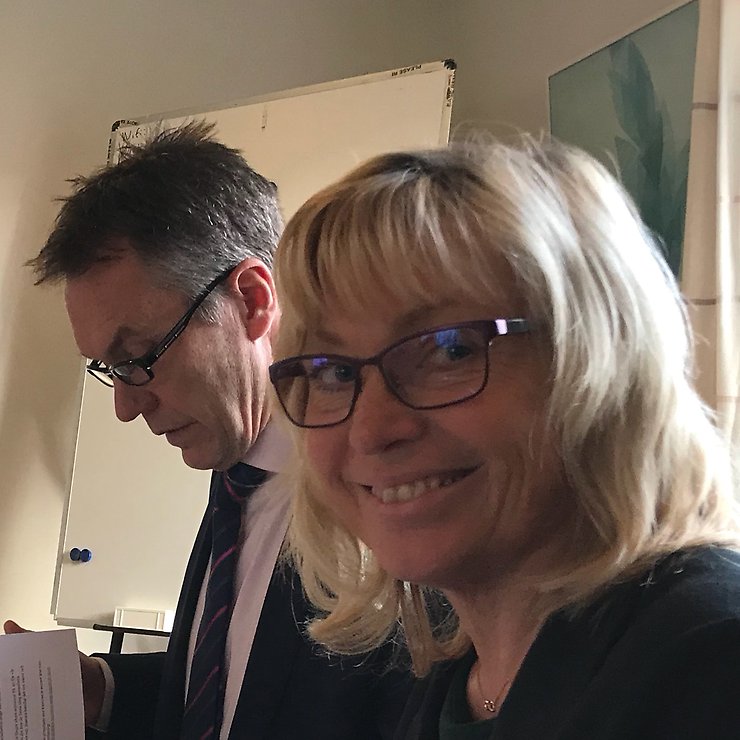 Eva Nypelius med Lars Thomsson i bakgrunden