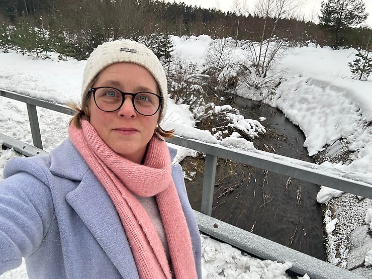 Gabriella Hammarskjöld på en bro över en kanal