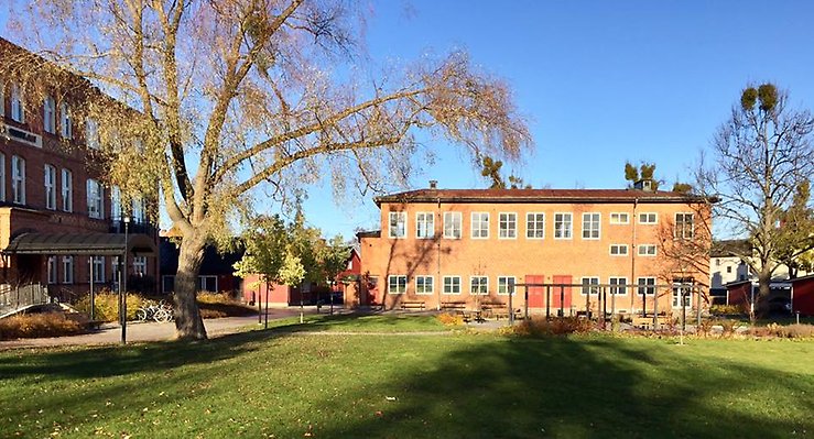 Kungsörs första gymnastik- och slöjdsal, Karla skolans gymnatiksal, uppfördes 1930 och kom senare att q-märkas. Nu föreslås rivning. 