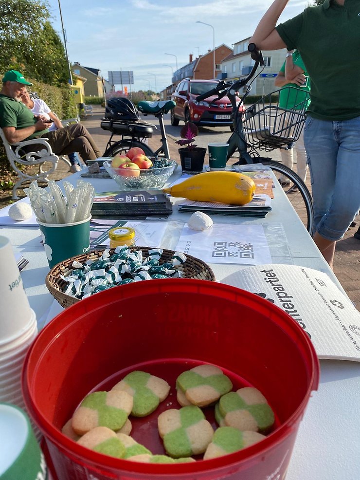 Bord med kakor och kampanjmateria Centerpartiet Gislaved, Burseryd